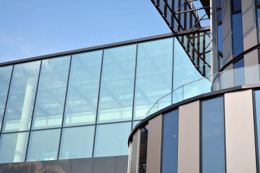 Modern ofis binası cephe parçası. Cam duvar soyut tekstürlü dış.