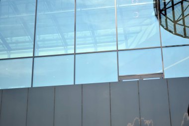 Modern ofis binası cephe parçası. Cam duvar soyut tekstürlü dış.