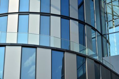 Modern ofis binası cephe parçası. Cam duvar soyut tekstürlü dış.