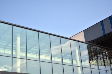 Modern ofis binası cephe parçası. Cam duvar soyut tekstürlü dış.