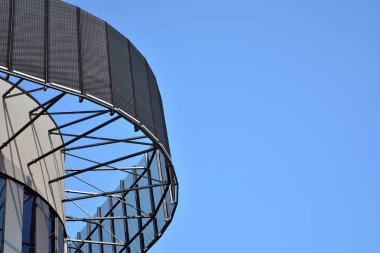 Modern ofis binası cephe parçası. Cam duvar soyut tekstürlü dış.