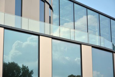 Modern ofis binası cephe parçası. Cam duvar soyut tekstürlü dış.