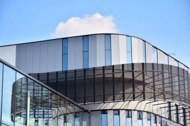 Modern ofis binası cephe parçası. Cam duvar soyut tekstürlü dış.