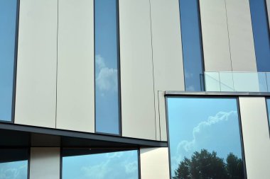 Modern ofis binası cephe parçası. Cam duvar soyut tekstürlü dış.