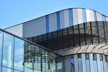 Modern ofis binası cephe parçası. Cam duvar soyut tekstürlü dış.