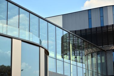 Modern ofis binası cephe parçası. Cam duvar soyut tekstürlü dış.