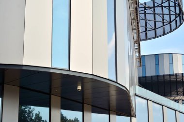 Modern ofis binası cephe parçası. Cam duvar soyut tekstürlü dış.