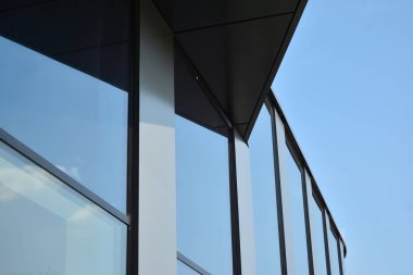 Modern ofis binası cephe parçası. Cam duvar soyut tekstürlü dış.