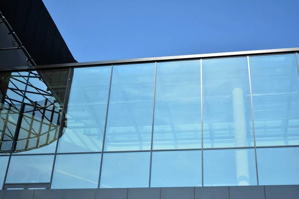 近代的なオフィスビルのファサードのフラグメント 抽象的なテクスチャとガラス壁の外観 — ストック写真