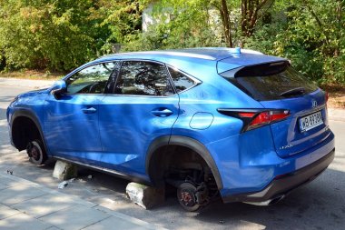 Varşova, Polonya. 31 Ağustos 2019. Araba Lexus Nx200t sokakta tekerlekler olmadan.