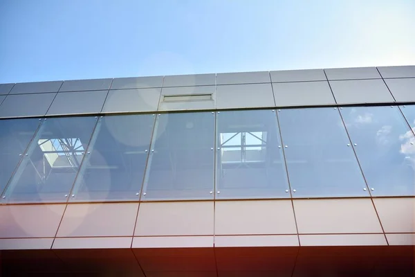 Detalle Moderno Del Edificio Oficinas Superficie Vidrio Con Luz Solar —  Fotos de Stock