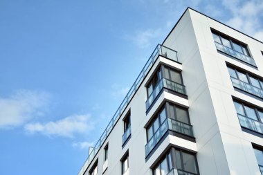 Modern ve yeni apartman. Çok katlı modern, yeni ve şık apartmanlar..