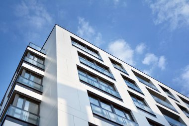 Modern ve yeni apartman. Çok katlı modern, yeni ve şık apartmanlar..