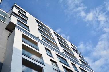Modern ve yeni apartman. Çok katlı modern, yeni ve şık apartmanlar..