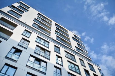 Modern ve yeni apartman. Çok katlı modern, yeni ve şık apartmanlar..