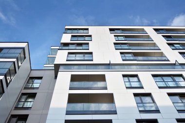 Modern ve yeni apartman. Çok katlı modern, yeni ve şık apartmanlar..