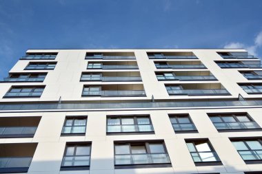 Modern ve yeni apartman. Çok katlı modern, yeni ve şık apartmanlar..