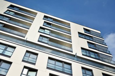 Modern ve yeni apartman. Çok katlı modern, yeni ve şık apartmanlar..