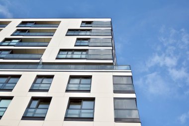 Modern ve yeni apartman. Çok katlı modern, yeni ve şık apartmanlar..
