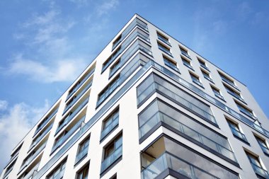 Modern ve yeni apartman. Çok katlı modern, yeni ve şık apartmanlar..