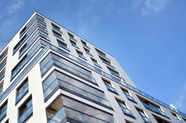 Modern ve yeni apartman. Çok katlı modern, yeni ve şık apartmanlar..