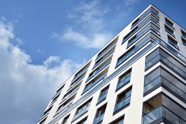 Modern ve yeni apartman. Çok katlı modern, yeni ve şık apartmanlar..