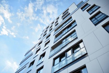 Modern ve yeni apartman. Çok katlı modern, yeni ve şık apartmanlar..