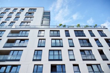 Modern ve yeni apartman. Çok katlı modern, yeni ve şık apartmanlar..