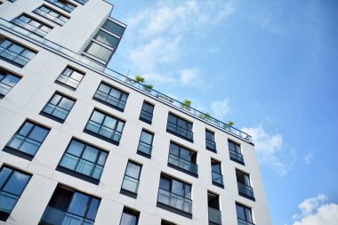 Modern ve yeni apartman. Çok katlı modern, yeni ve şık apartmanlar..