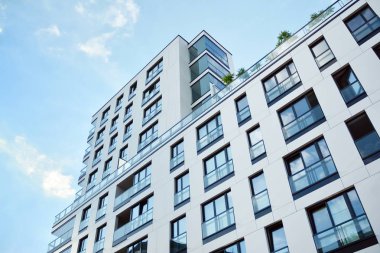 Modern ve yeni apartman. Çok katlı modern, yeni ve şık apartmanlar..