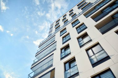 Modern ve yeni apartman. Çok katlı modern, yeni ve şık apartmanlar..