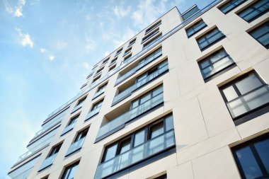 Modern ve yeni apartman. Çok katlı modern, yeni ve şık apartmanlar..