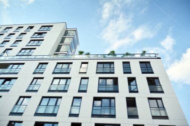 Modern ve yeni apartman. Çok katlı modern, yeni ve şık apartmanlar..