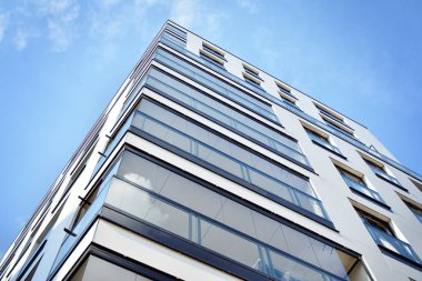 Modern ve yeni apartman. Çok katlı modern, yeni ve şık apartmanlar..