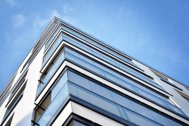 Modern ve yeni apartman. Çok katlı modern, yeni ve şık apartmanlar..