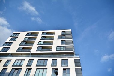 Modern ve yeni apartman. Çok katlı modern, yeni ve şık apartmanlar..