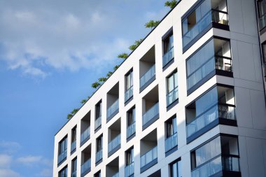 Modern ve yeni apartman. Çok katlı modern, yeni ve şık apartmanlar..