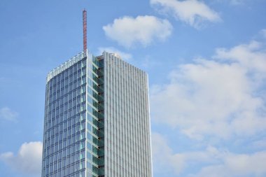 Ofisler için modern bir binanın pencereleri. İş binaları mimarisi.