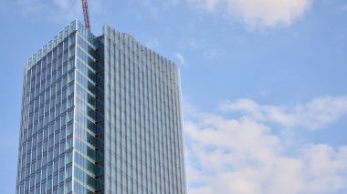 Ofisler için modern bir binanın pencereleri. İş binaları mimarisi.