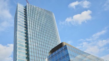 Varşova, Polonya. 4 Eylül 2019. Mennica Legacy Tower - Golub Gethouse ve Mennica Polska tarafından ortaklaşa uygulanan Bir + sınıfı ofis yatırımı