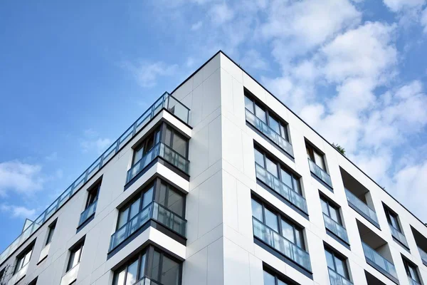 現代的で新しいアパートの建物 複数階建ての近代的で新しい スタイリッシュなフラットの生活ブロック — ストック写真