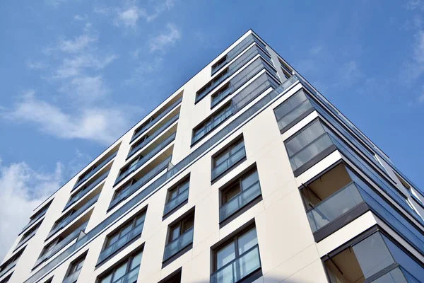 Modern ve yeni apartman. Çok katlı modern, yeni ve şık apartmanlar..