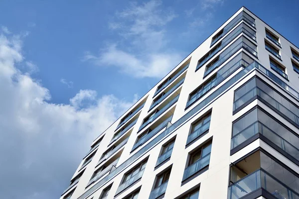 Modern ve yeni apartman. Çok katlı modern, yeni ve şık apartmanlar..