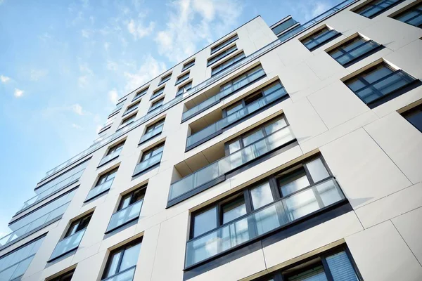Modern ve yeni apartman. Çok katlı modern, yeni ve şık apartmanlar..