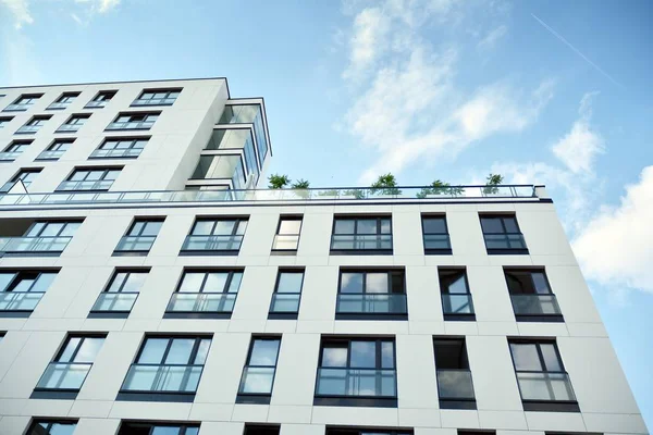 Modern ve yeni apartman. Çok katlı modern, yeni ve şık apartmanlar..