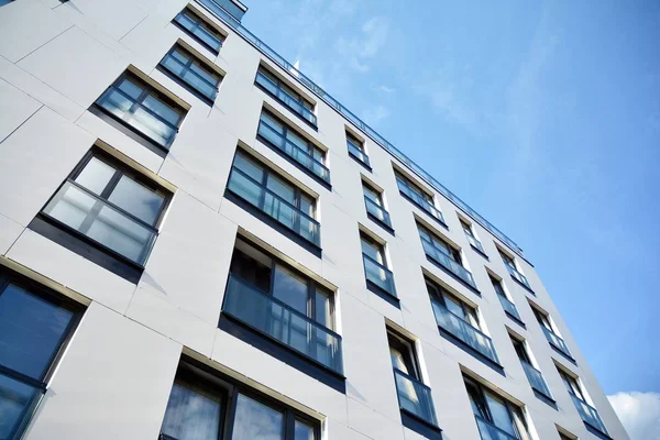 Modern ve yeni apartman. Çok katlı modern, yeni ve şık apartmanlar..