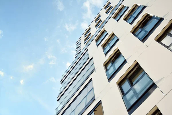 Modern ve yeni apartman. Çok katlı modern, yeni ve şık apartmanlar..