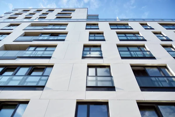 Modern ve yeni apartman. Çok katlı modern, yeni ve şık apartmanlar..