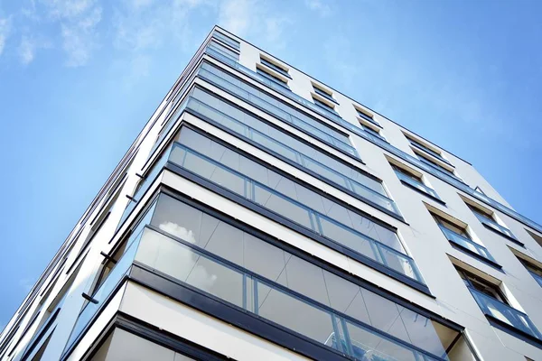 Modern ve yeni apartman. Çok katlı modern, yeni ve şık apartmanlar..