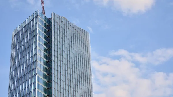 Ofisler için modern bir binanın pencereleri. İş binaları mimarisi.